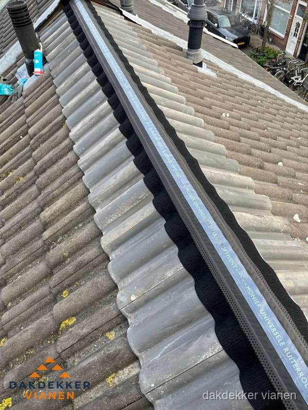 Nokvorst met Monier ventilatie op schuin pannendak in Vianen Nokvorst met Monier ventilatie op schuin pannendak in Vianen