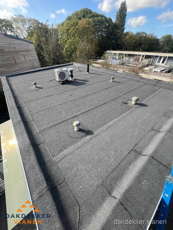 Kosten dakdekker: afgewerkt plat bedrijfsdak met bitumen in Vianen