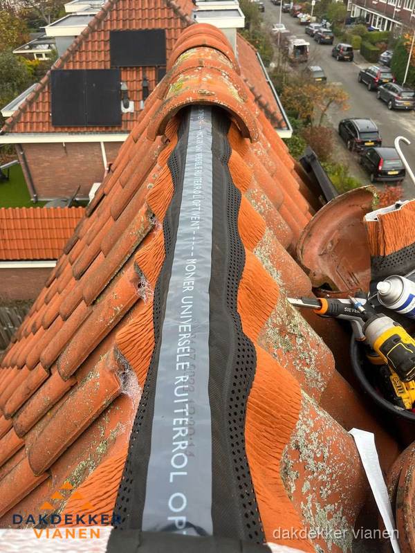 Dakdekker vervangt nokvorst met ruiterrol op pannendak in Vianen Dakdekker vervangt nokvorst met ruiterrol op pannendak in Vianen