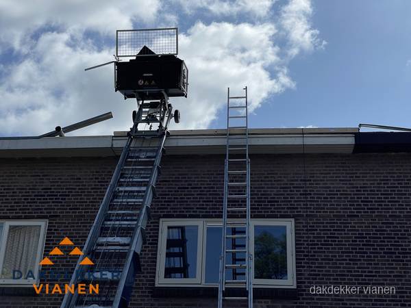 Nieuw gelegd schuin dak met donkergrijze dakpannen in Vianen Nieuw gelegd schuin dak met donkergrijze dakpannen in Vianen