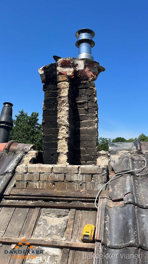 Beschadigde schoorsteen met nieuwe rookgasafvoer op oud dak in Vianen