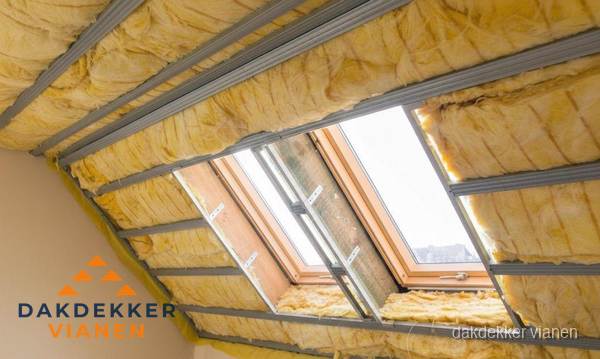 Schuin dak isoleren met glaswol bij dakraam in Vianen