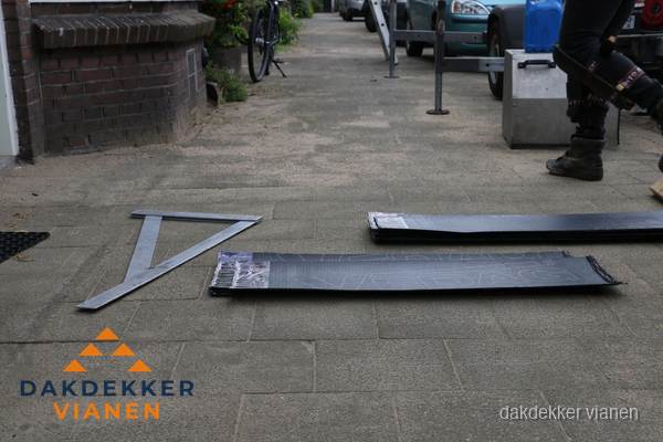 Dakbedekkingsmateriaal en zinkwerk klaargelegd voor reparatie in Vianen