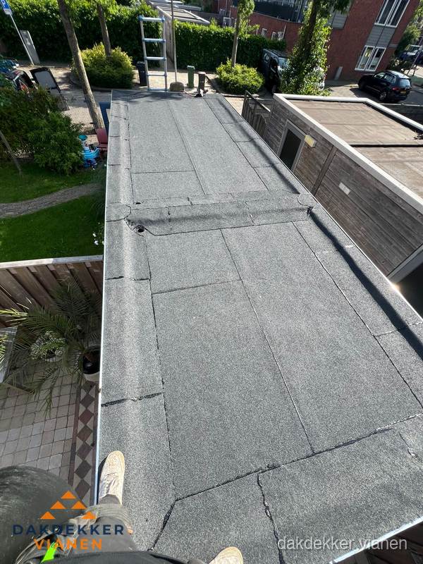 Bitumen plat dak rijtjeswoning vanuit dakdekker perspectief in Vianen Bitumen plat dak rijtjeswoning vanuit dakdekker perspectief in Vianen