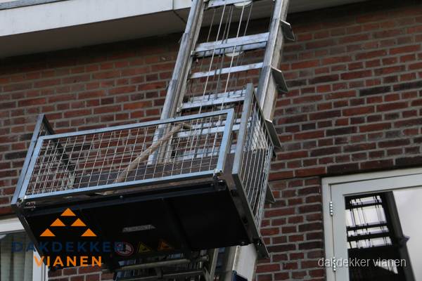 Ladderlift met dakpannen voor dakpan reparatie in Vianen