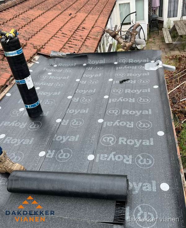 Bitumen dakbedekking leggen op plat dak aanbouw in Vianen