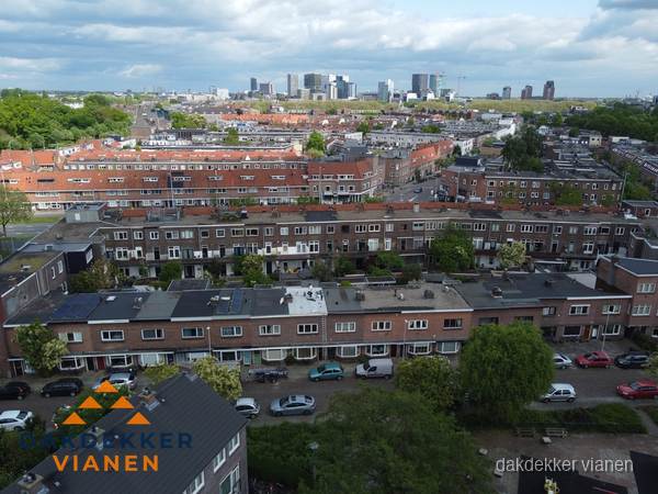 Dakdekkersbusje met materiaal en ladderlift voor dakpannen vervangen in Vianen