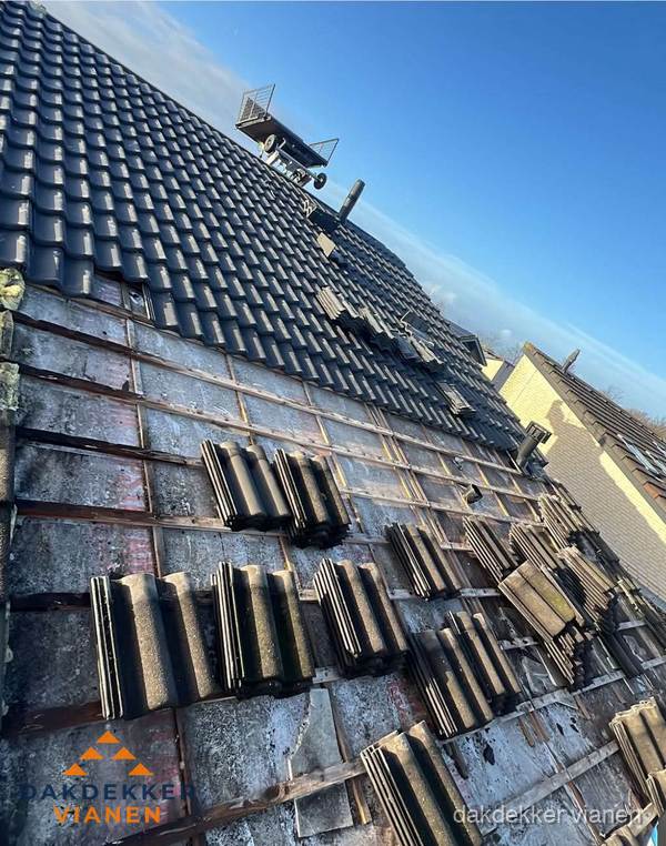 Schuin dak renovatie met nieuwe dakpannen in Vianen