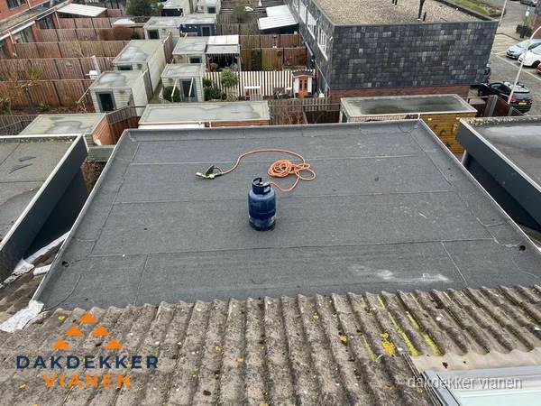 Plat dak met nieuwe bitumen dakbedekking en brandgereedschap in Vianen