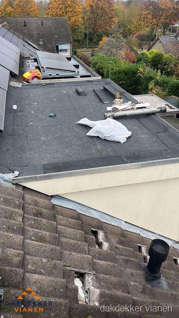 Beschadigde dakbedekking op plat dak voor reparatie in Vianen