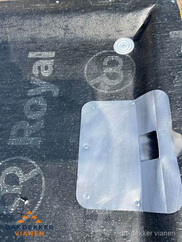 Dakdoorvoer met metalen afvoerplaat op bitumen dak in Vianen Dakdoorvoer met metalen afvoerplaat op bitumen dak in Vianen