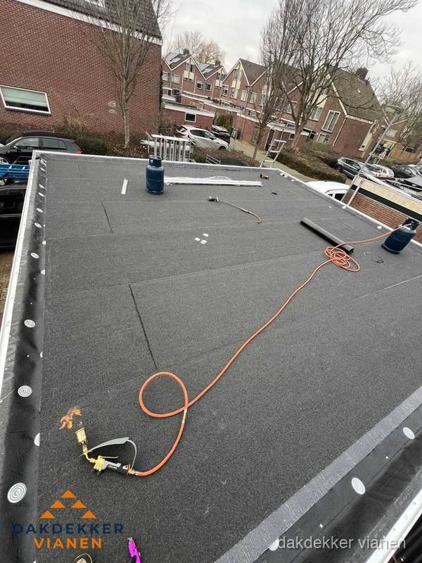 Afgewerkte dakrenovatie met bitumen op plat dak in Vianen