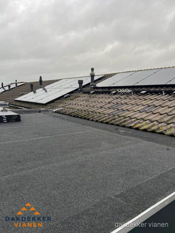 Bitumen dakbedekking op plat dak met aansluitend pannendak en zonnepanelen in Vianen