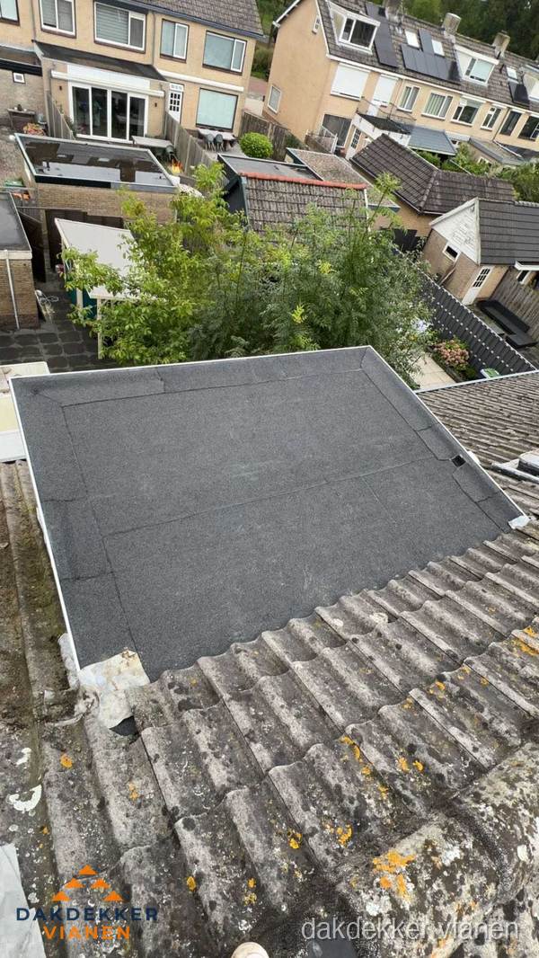 Plat dak aanbouw met bitumen dakbedekking in woonwijk Vianen Plat dak aanbouw met bitumen dakbedekking in woonwijk Vianen
