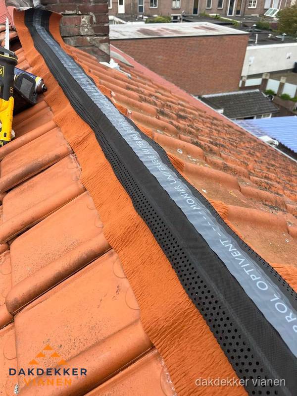 Nokventilatie installeren op hellend pannendak in Vianen