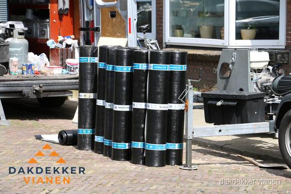 Rollen bitumen dakbedekking klaar voor daklekkage reparatie in Vianen Rollen bitumen dakbedekking klaar voor daklekkage reparatie in Vianen